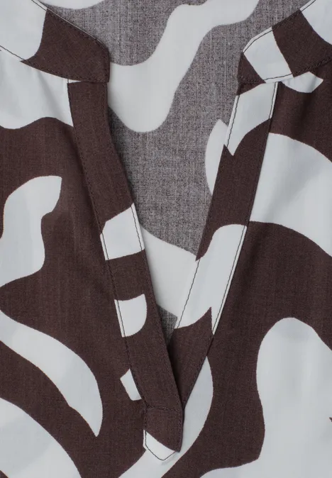 Bruin-wit top met abstract dessin en V-hals