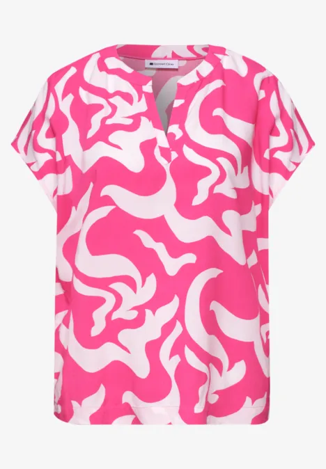 Damesblouse met korte mouw, roze-witte abstracte print en V-hals met split.