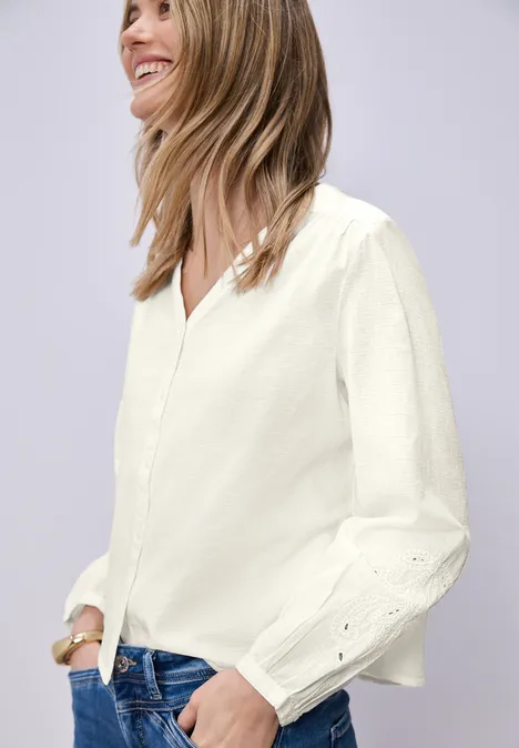 Bluse mit V-Neck und Stickerei off white