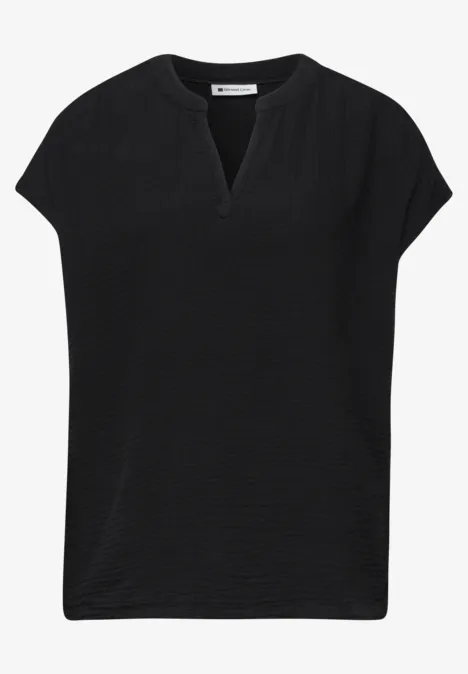 Zwarte dames top met korte mouwen, V-hals, rechte pasvorm en subtiele textuur.
