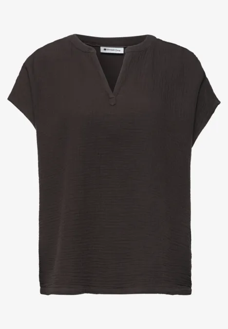 Haut noir à manches courtes avec encolure en V.