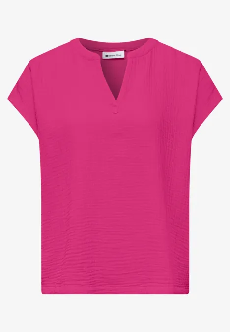 Leichte pinke Damenbluse mit V-Ausschnitt und kurzen Ärmeln.