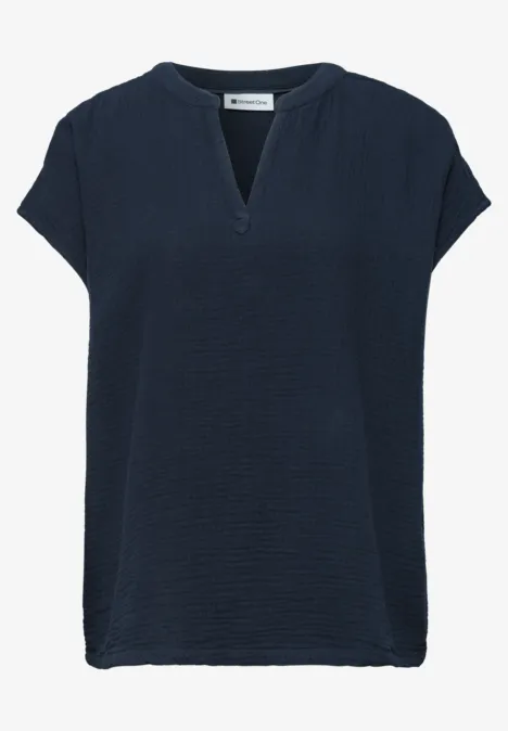 Dunkelblaue kurzärmelige Bluse mit V-Ausschnitt und leicht strukturierter Optik.