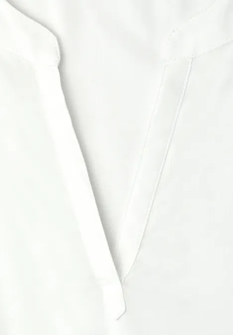 Close-up van een wit overhemd met V-hals