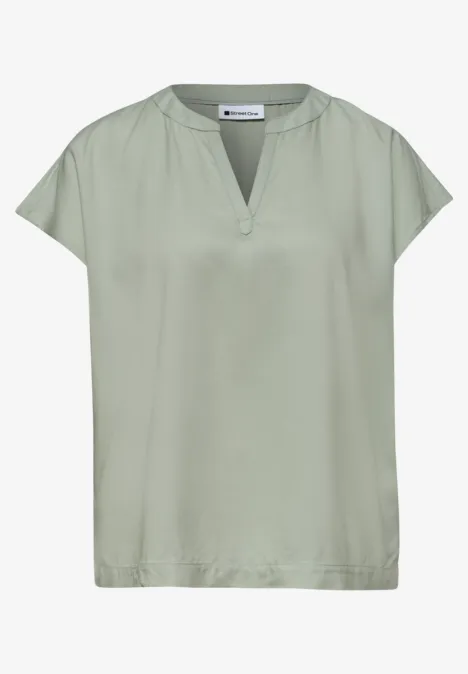 Leichte Bluse in Hellgrün mit kurzem Arm und V-Ausschnitt.
