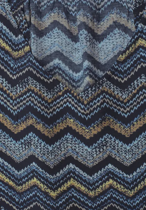Gestructureerde stof met zigzagpatroon in donkerblauw, lichtblauw en zwart.
