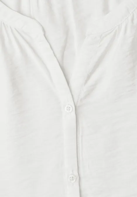 Kurzarm Bluse mit Split Neck und Knöpfen off white Nahaufnahme eines weißen T-Shirts mit V-Ausschnitt und zwei weißen Knöpfen.