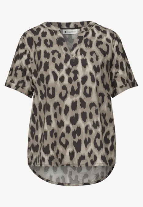 Bluse mit Split Neck und Animal Print timeless beige Bluse mit Split Neck und Animal Print timeless beige