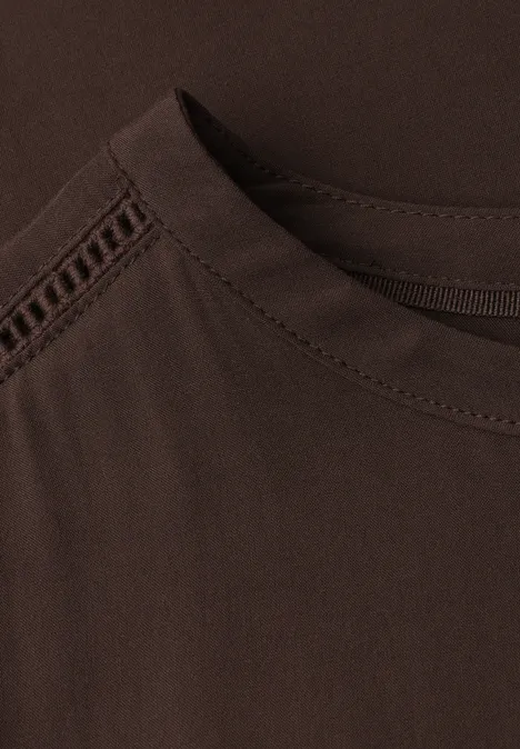 Bruin T-shirt met ronde hals en kanten inzet op de schouder