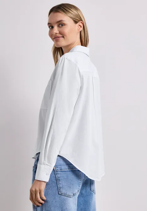 Blouse met lange mouwen en overhemdkraag in keperstof White Zijaanzicht van iemand in een wit overhemd en blauwe spijkerbroek.
