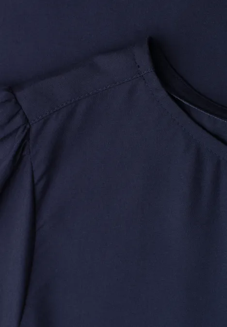 Blouse met ronde hals en korte pofmouwen shadowed navy Close-up van een donkerblauw topje met ronde hals en opvallende schoudernaden.