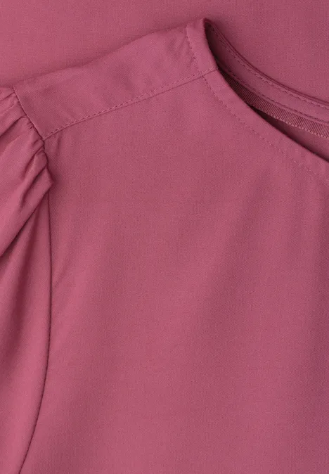 Blouse met ronde hals en korte pofmouwen dark clouded blush Close-up van een roze shirt met subtiele geplooide mouwen.