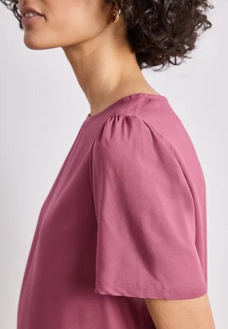 Blouse met ronde hals en korte pofmouwen dark clouded blush Zijaanzicht van een vrouw in een roze blouse met korte mouwen.