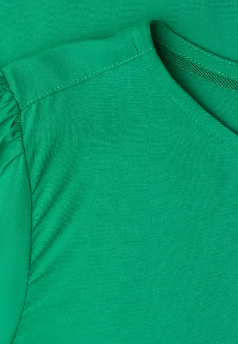 Blouse met ronde hals en korte pofmouwen ever green Close-up van een groen T-shirt met ronde hals en licht geplooide mouwen.