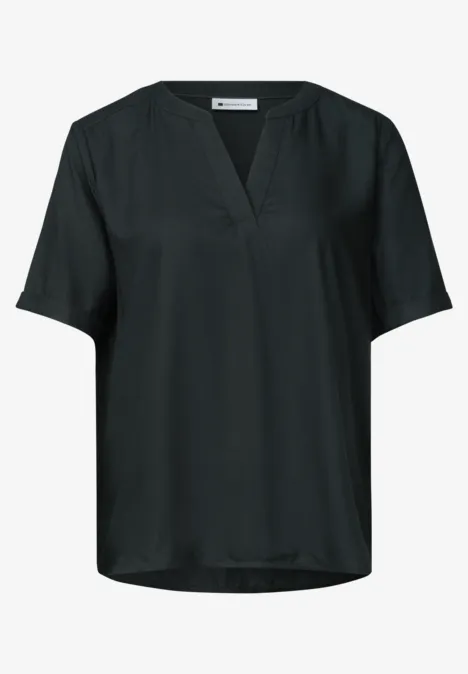Schwarze, locker sitzende Bluse mit V-Ausschnitt und kurzen Ärmeln.