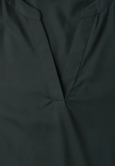 Schwarzes Kleidungsstück mit V-förmigem Ausschnitt und sichtbarer Naht.