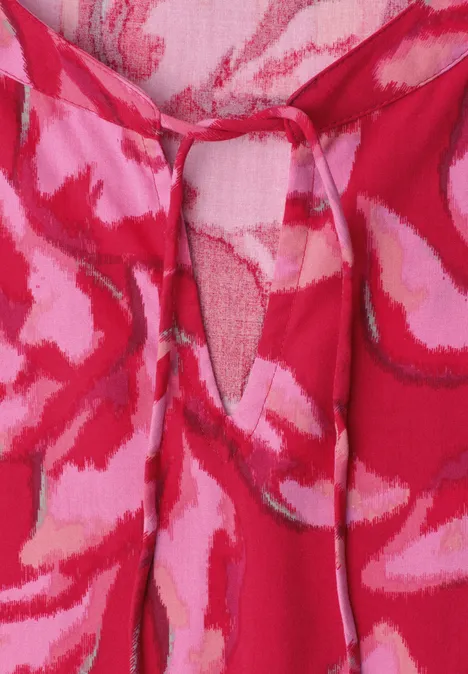 Rotes und pinkes Blumendruck-Midikleid mit V-Ausschnitt, schmalen Bindebändern und leicht transparentem Stoff.