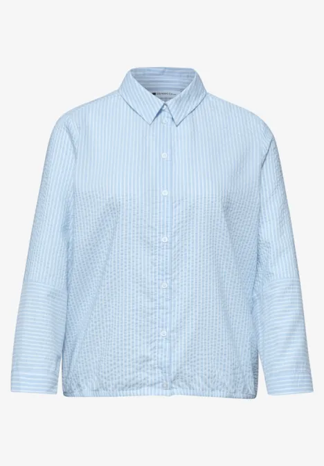 Lichtblauw hemd met fijn ruitpatroon, lange mouwen, klassieke kraag en losse pasvorm.