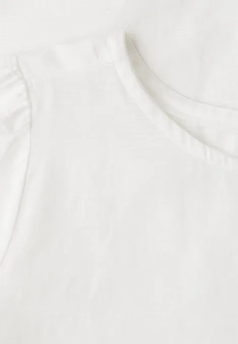 Close-up van een eenvoudig wit T-shirt met ronde hals.