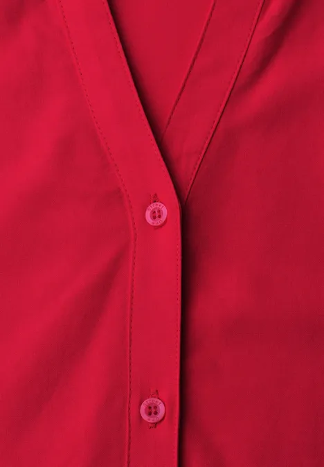 Rotes V-Neck-Cardigan mit Knopfleiste aus weichem Stoff.