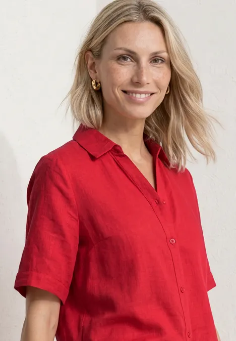 Overhemdblouse met korte mouwen in effen kleur salsa red Een blonde vrouw met vervaagd gezicht draagt een rood hemd met korte mouwen voor een witte achtergrond.
