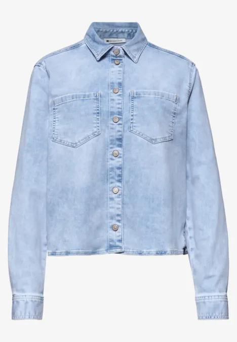 Hellblaues Jeanshemd mit Knopfleiste, Brusttaschen und klassischem Kragen