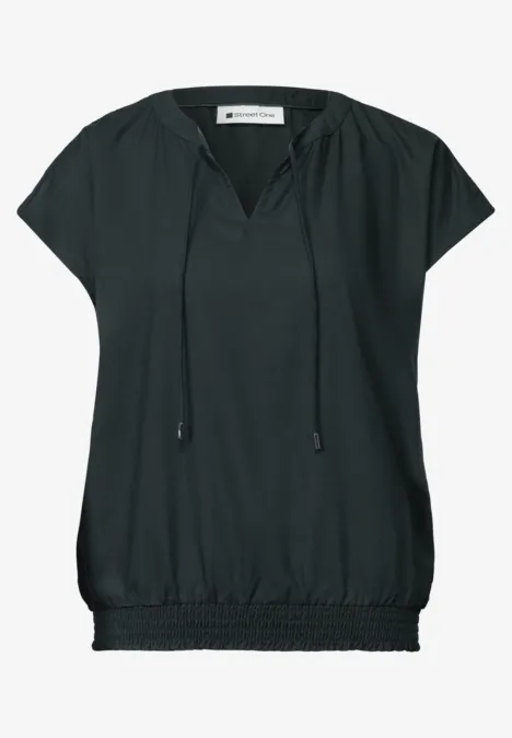 Schwarze, kurzärmlige Bluse mit V-Ausschnitt, Kordelzug und elastischem Saum.