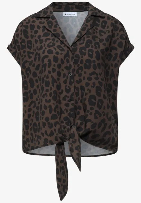 Bruine korte mouwen blouse met zwarte luipaardprint en knoopdetail voor.