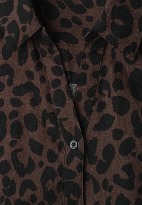 Overhemdblouse met korte mouwen en leopatroon molten earth Nahaufnahme eines braunen Hemds mit schwarzen Flecken und Knopfdetails