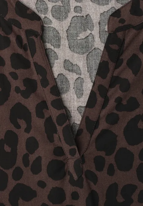 Bruin topje met V-hals en zwart panterprint.