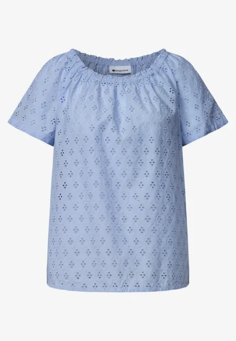 Carmen blouse cashmere blue Hellbluse mit kurzem Arm und Allover-Lochstickerei, legere Passform und elastischem Rundhalsausschnitt.