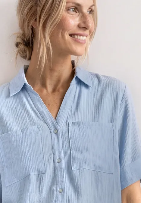 Kurzarm Hemdbluse mit Turn-Up-Details cashmere blue Person trägt hellblaue Bluse mit Knopfleiste, kurzen Ärmeln und dezenter Struktur.