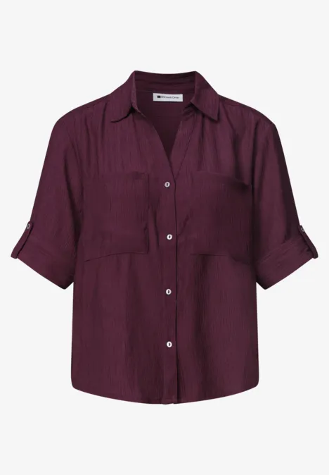 Casual damesblouse in bordeaux, korte mouwen, knoopsluiting, boordkraag en borstzakken.