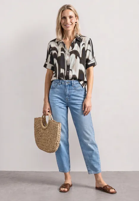 Kurzarm Hemdbluse mit Turn-Up-Details espresso brown Frau in schwarz-weißem Hemd, blauen Jeans, braunen Sandalen und mit Strohtasche vor weißem Hintergrund.