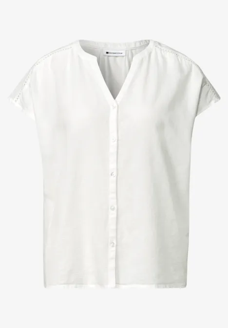 Witte korte mouwen blouse met V-hals en knoopsluiting.