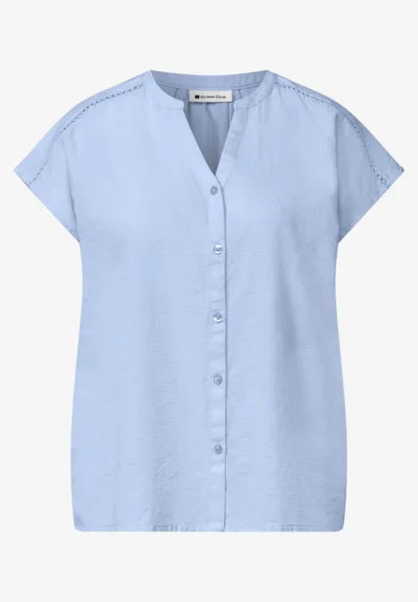 Lichtblauwe kortarmige blouse met V-hals en knoopsluiting