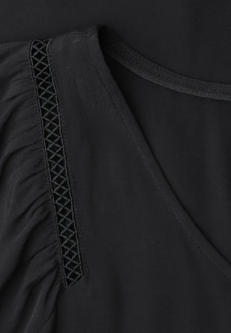 Dropped Shoulder Shirt mit V-Neck Black Schwarz ärmelloses Oberteil mit Raffung und dreieckigem Ziermuster an der Schulter.