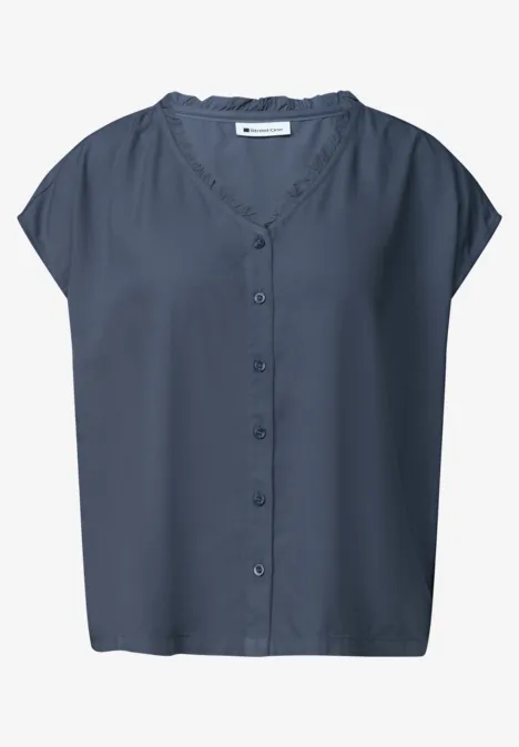 Donkerblauwe damesblouse met korte mouwen, knoopsluiting en V-hals.