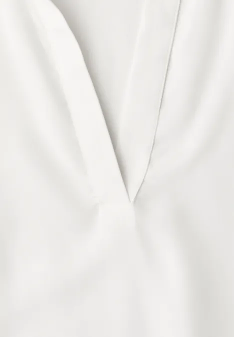 Blusenshirt mit Hemdkragen und Elastiksaum off white Weisses Oberteil mit V-Ausschnitt.