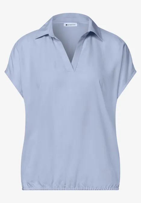 Hellblaues Shirt mit kurzen Ärmeln und V-Kragen für Damen.