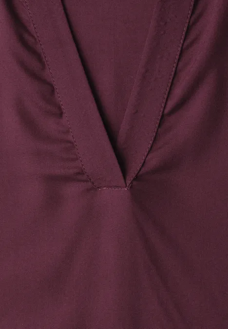 Blusenshirt mit Hemdkragen und Elastiksaum rustic rouge Nahaufnahme eines weinroten Kleidungsstücks mit tiefem V-Ausschnitt und sichtbarer Naht