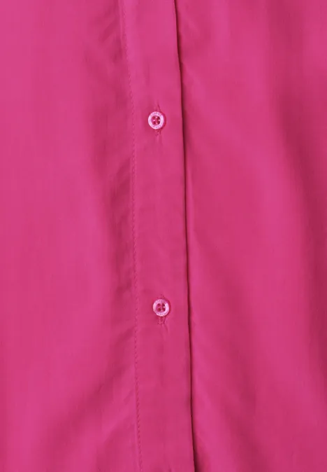 Blusentop mit Bowling-Kragen und Knoten magenta dream Nahaufnahme einer pinken Bluse mit weißen Knöpfen und Knopfleiste.