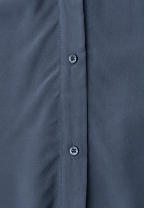 Blusentop mit Bowling-Kragen und Knoten ashen blue Nahaufnahme eines dunkelblauen Hemdes mit Knopfleiste.