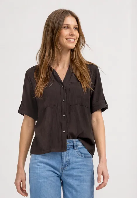 Kurzarm Hemdbluse mit Turn-Up-Details espresso brown Schlichte schwarze Kurzarm-Bluse mit Knöpfen kombiniert mit blauen Jeans.
