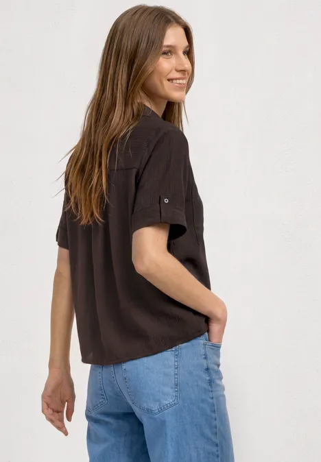 Kurzarm Hemdbluse mit Turn-Up-Details espresso brown Frau von hinten in lockerem schwarzen T-Shirt und hellblauen Jeans, vor schlichtem weißem Hintergrund.