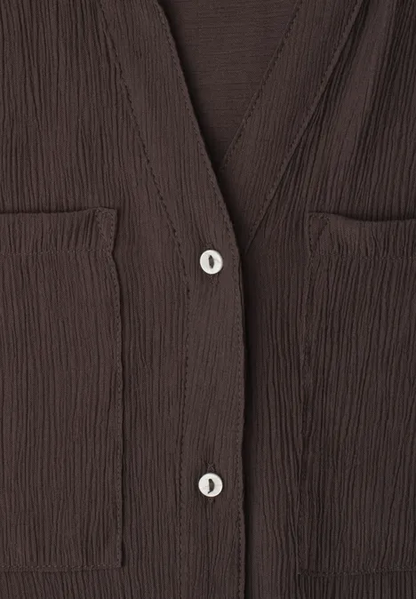 Kurzarm Hemdbluse mit Turn-Up-Details espresso brown Braunes Textiloberteil mit V-Ausschnitt, zwei aufgesetzten Taschen und weißen Knöpfen.