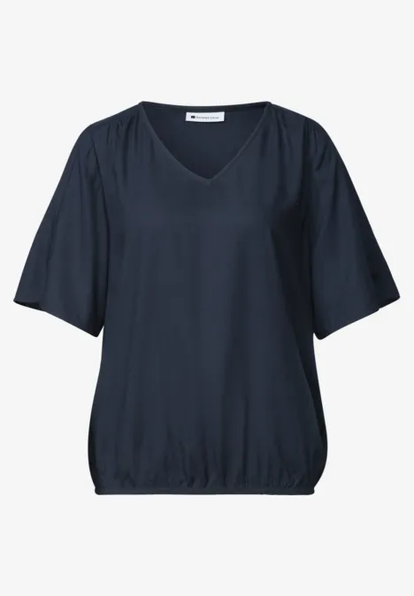 Blouseshirt met korte mouwen en V-hals shadowed navy Donkerblauwe V-halsblouse met korte mouwen en een elastische zoom.