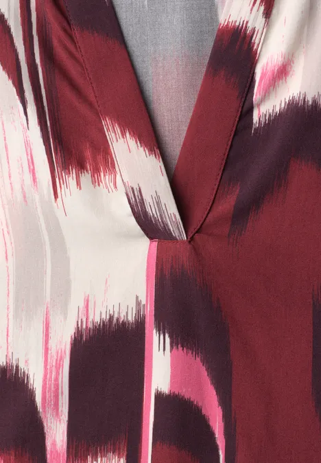V-Ausschnitt-Bluse mit abstraktem Pinselstrich-Muster in Bordeaux, Rosa und Grau.