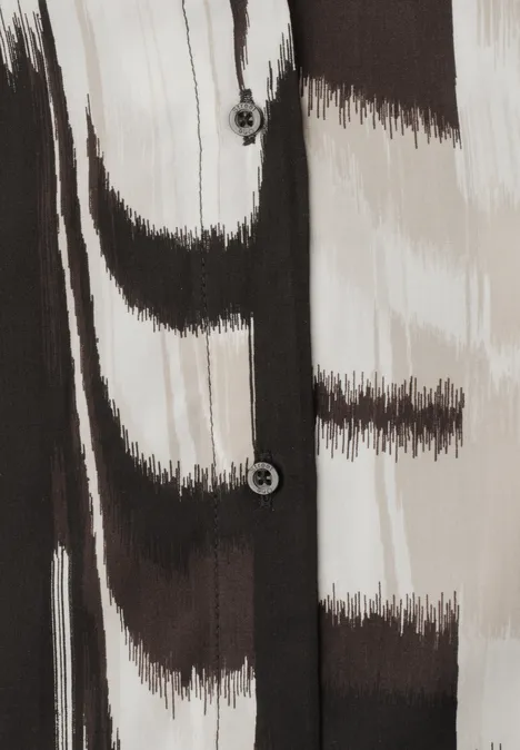 Blusentop mit Bowling-Kragen und Knoten espresso brown Nahaufnahme einer Bluse mit abstrakten Schwarz- und Cremestreifen und durchgehender Knopfleiste.