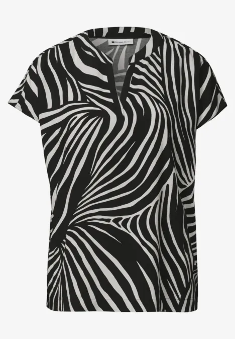 Zwart damesshirt met korte mouwen en vloeiend wit-zebraprint patroon.